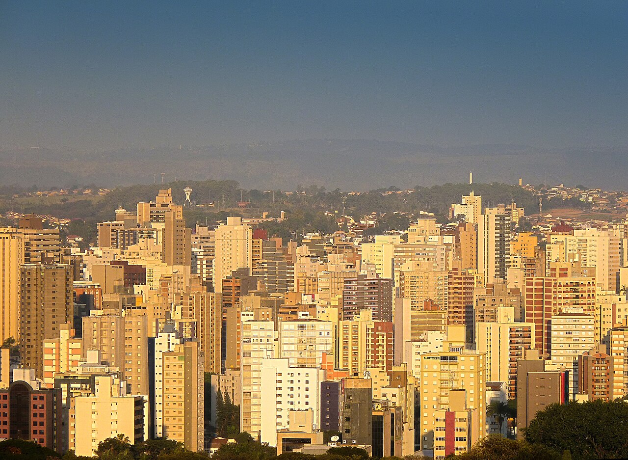 Vista de Campinas com nuvens ao fundo, fotografia de arquivo de Elson Júnior.