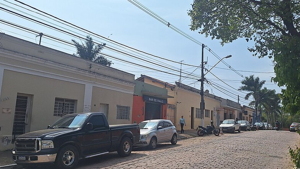 Casario e rua dos distritos de Sousas e Joaquim Egídio, em Campinas; fotografia de arquivo de setembro de 2024.