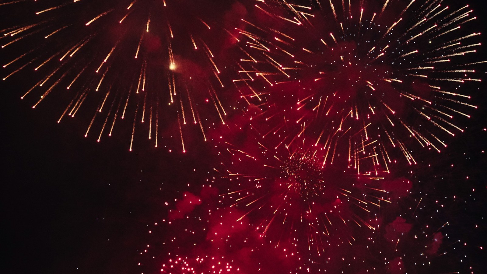 Fogos de artifício coloridos no céu noturno; imagem de arquivo ilustrativa, não anuncia um evento específico.